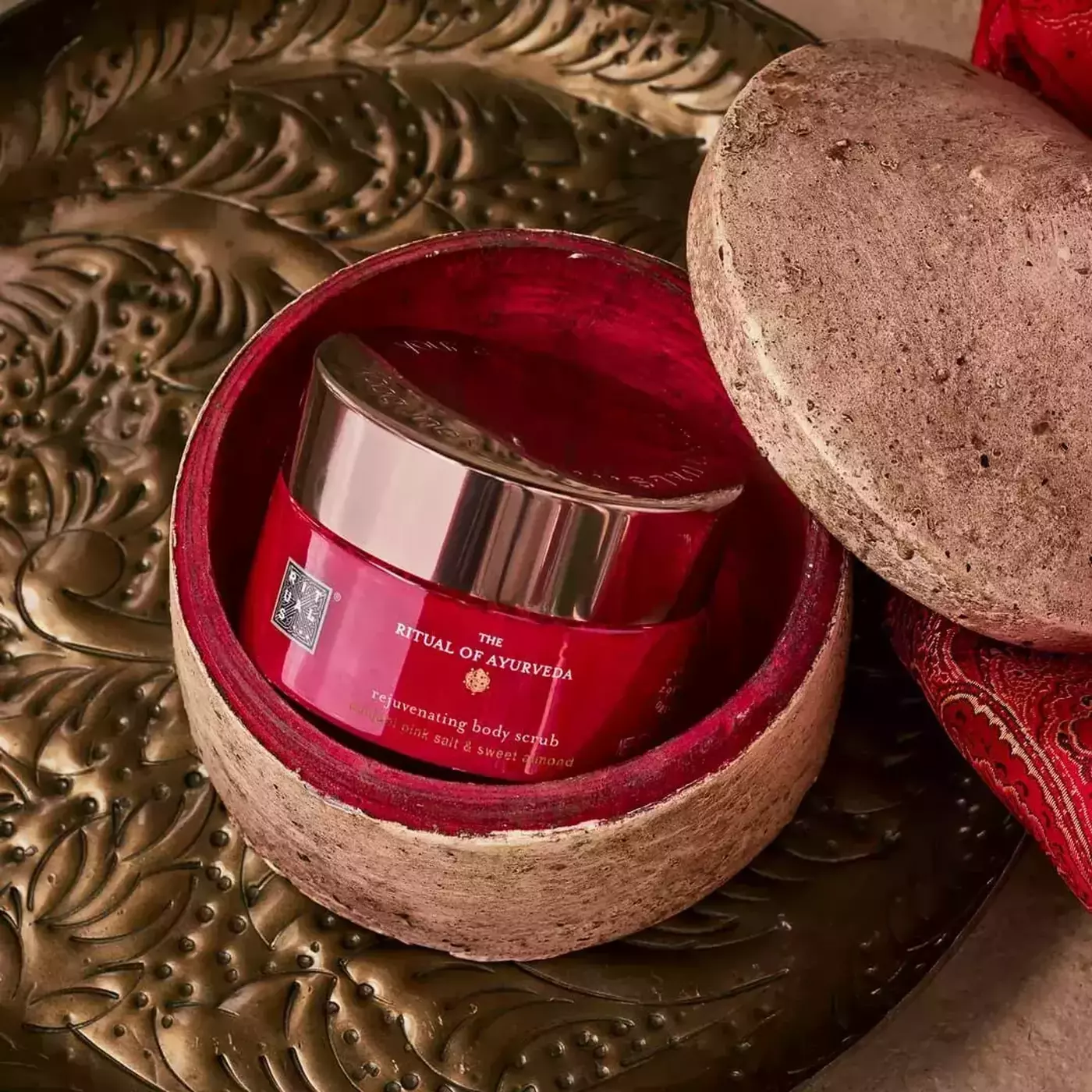Сольовий скраб для тіла RITUALS The Ritual of Ayurveda Body Scrub, 250 g