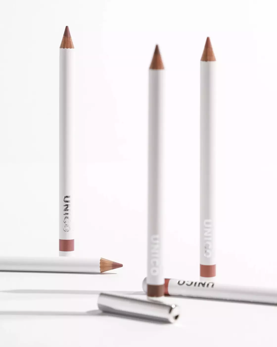 Високопігментований олівець для губ UNICO LIP PENCIL with peptides IDOL