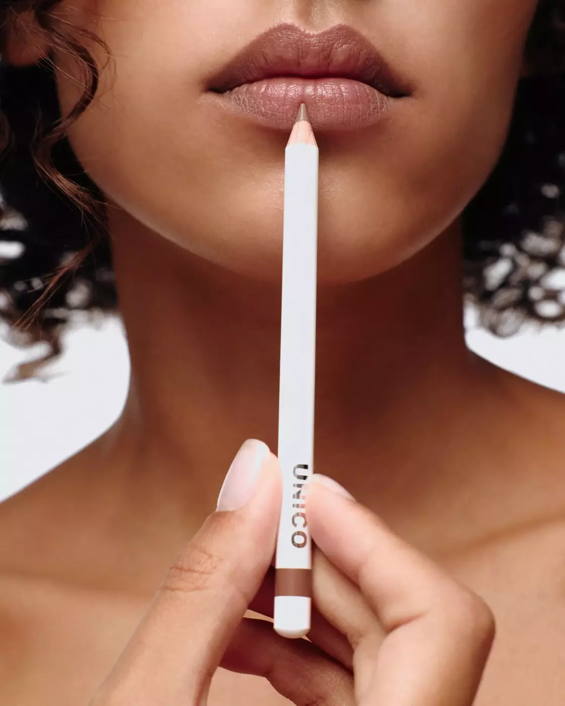Високопігментований олівець для губ UNICO LIP PENCIL with peptides IDOL